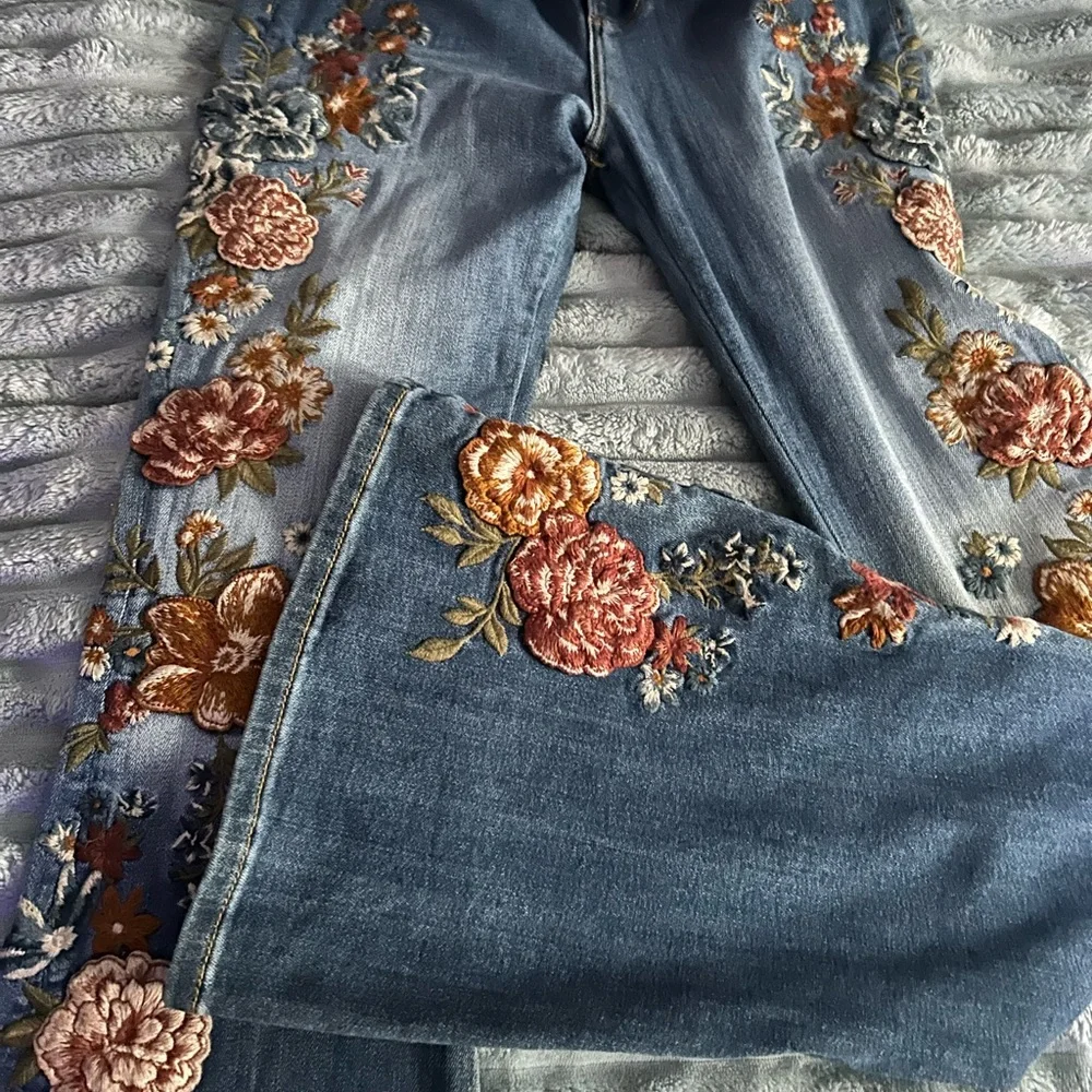 DRIFTWOOD Floral Embroidered Blue Jeans Farrah Flair 26 x 34 - Picture 1 of 6